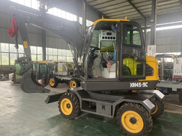 感謝菏澤鄆城客戶前來訂購爆款車型輪式45小挖機，所有工作已準備完成，靜等發車！
